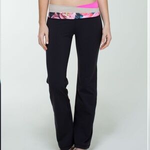 Lululemon Astro Pant Luon Secret Garden Black Size 6 – Like New